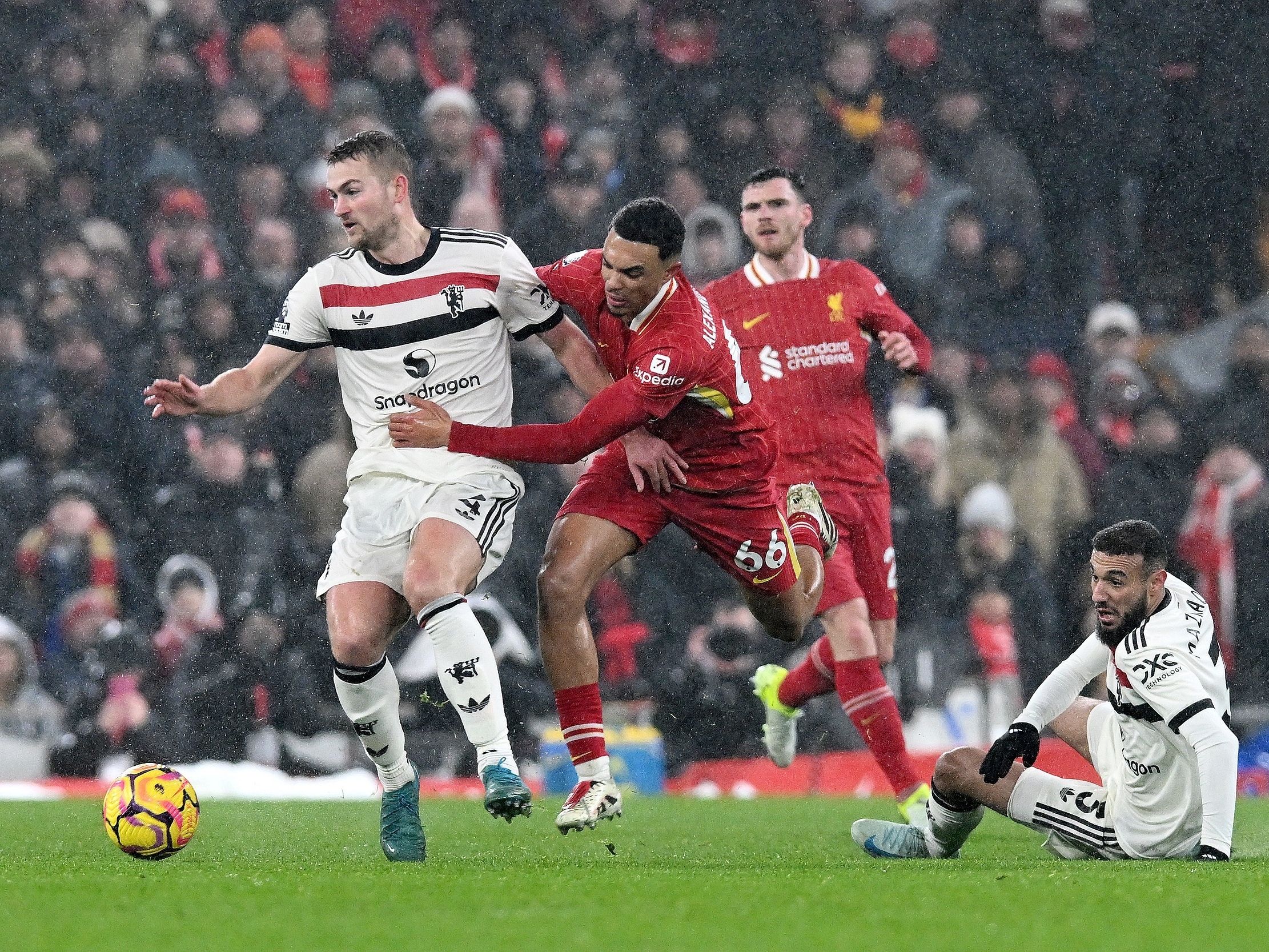 英超球队错失胜机，阿贾克斯客场-逆转