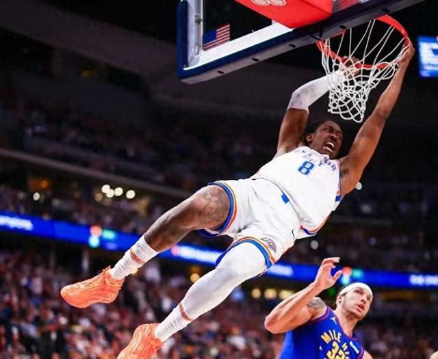 西亚卡姆在掘金比赛中惊艳表现，战术调整引发热议！