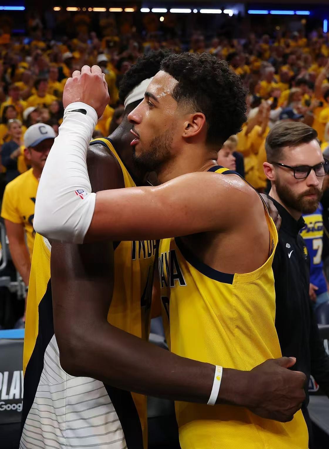 西亚卡姆连续十场比赛得分超过惊险取胜，FPX挑战极限！